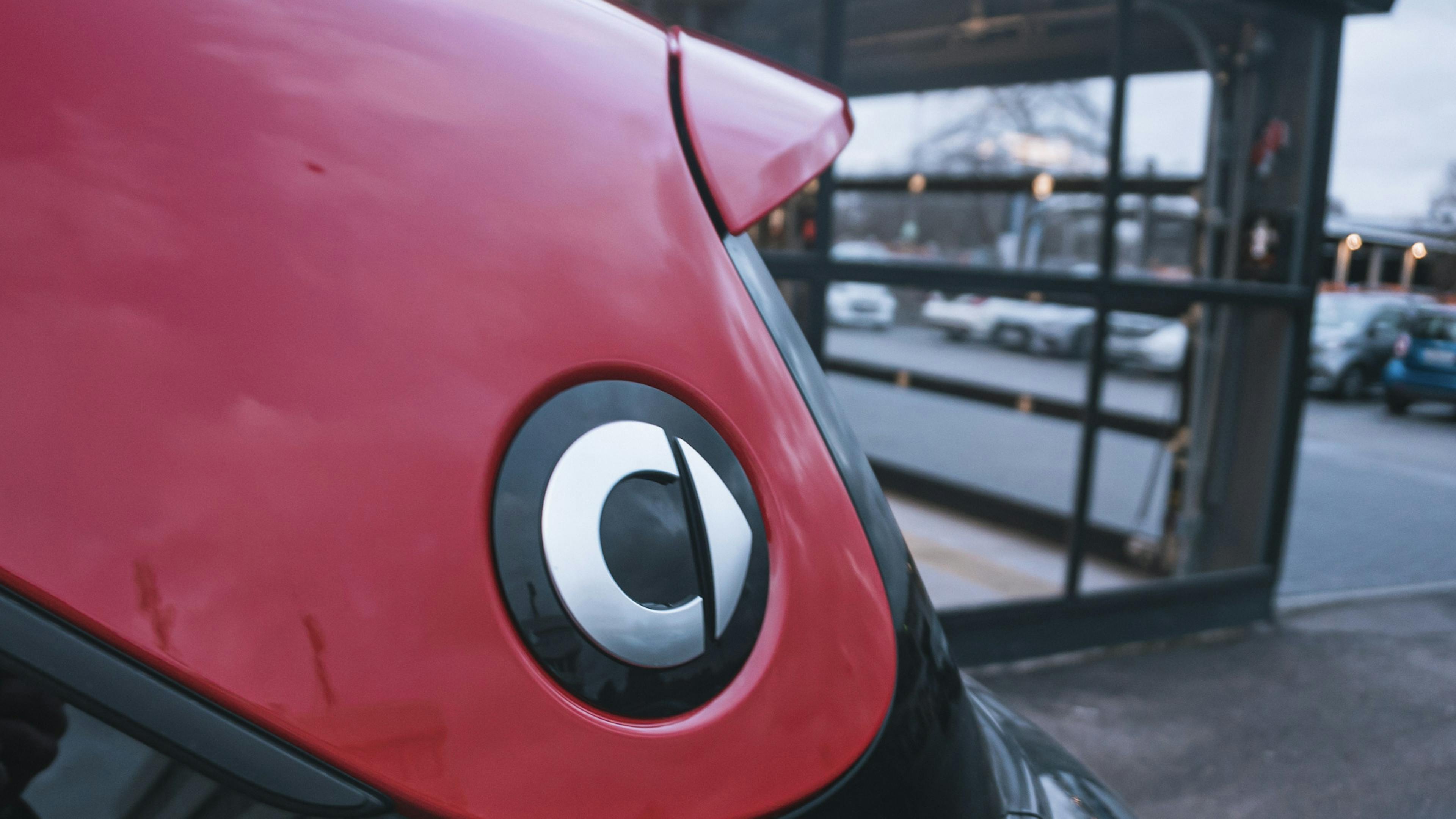 Das Heck und das Smart-Symbol an einem Smart #1 Brabus.