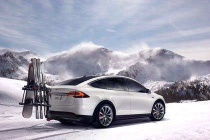 Tesla Model X Aussenansicht Heck schräg statisch weiss