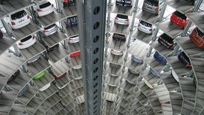 Blick auf die Verkaufsfläche eines Autohauses.
