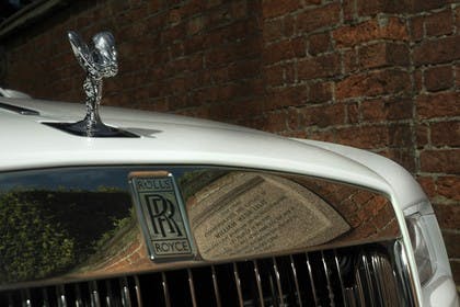 Rolls-Royce Wraith Aussenansicht Front schräg statisch Detail Grill und Kühlerfigur
