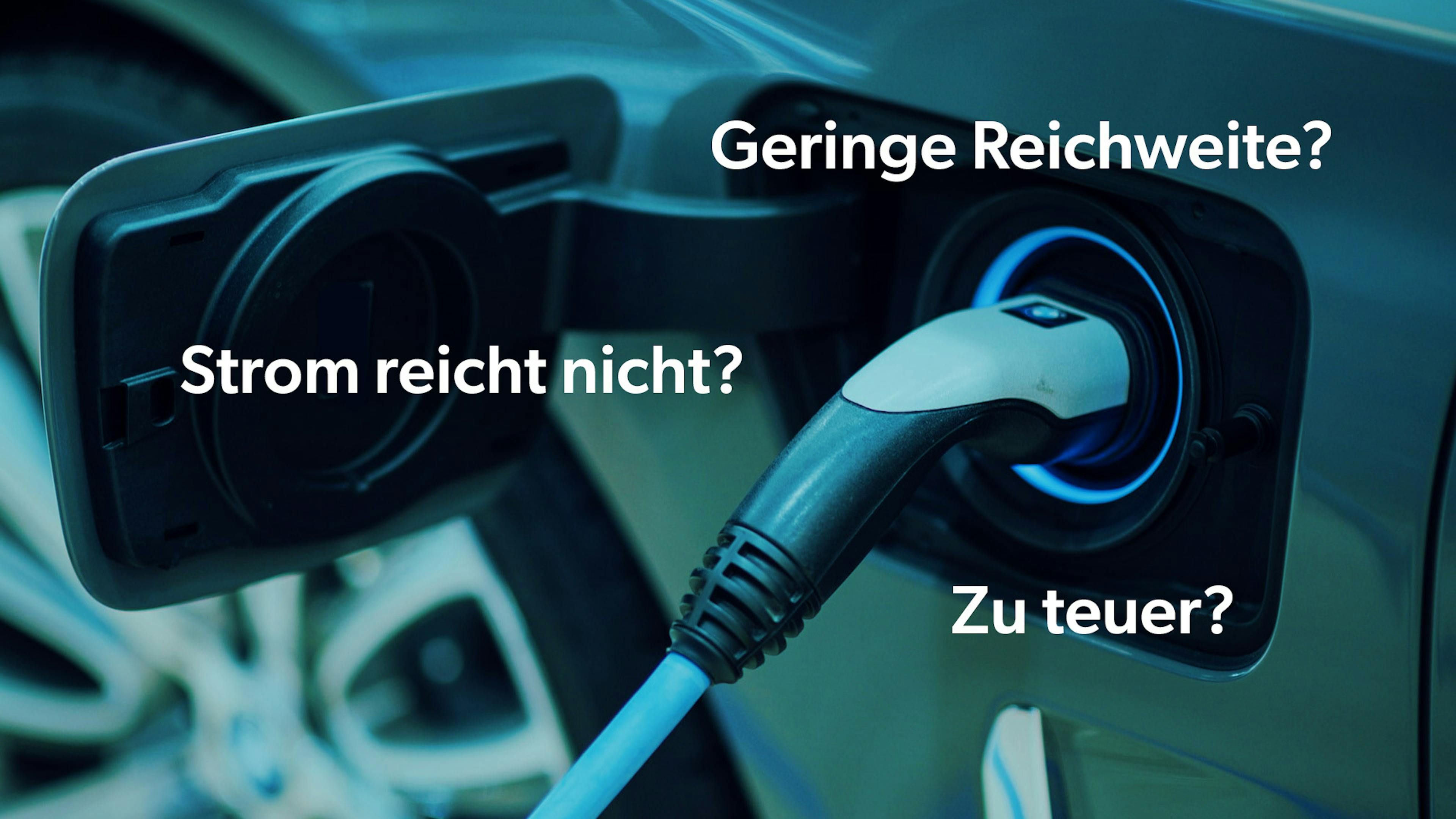 Ein Elektroauto wird an einer Ladesäule per Stecker geladen. Dabei werden als Text Bedenken wie "Zu teuer?" oder "Strom reicht nicht?" angezeigt.