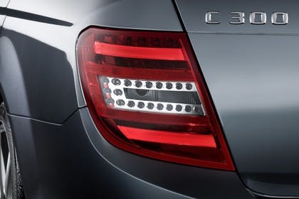 Mercedes-Benz C-Klasse T-Modell S204 MoPf Aussenansicht Heck schräg statisch Detail Rückleuchte links grau
