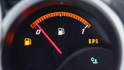 Nahaufnahme einer Kraftstoffanzeige im Cockpit eines Pkw