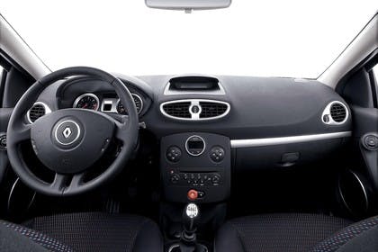 Renault Clio Grandtour R Innenansicht statisch Studio Vordersitze und Armaturenbrett