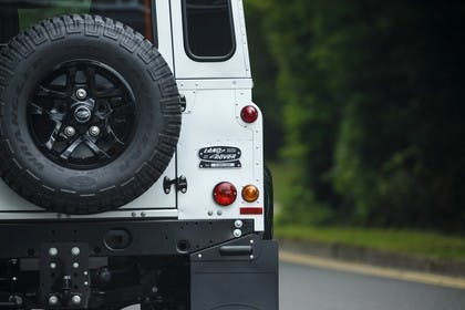 Land Rover Defender Dreitürer Detail Aussenansicht Rückleuchten statisch weiß