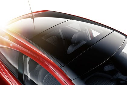 Opel Corsa E 5Türer  Aussenansicht Detail Panoramadach Studio statisch rot