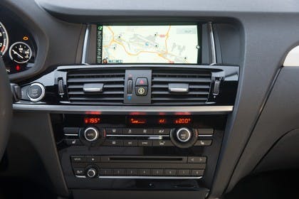 BMW X4 Innenansicht Detail Multimedia statisch schwarz