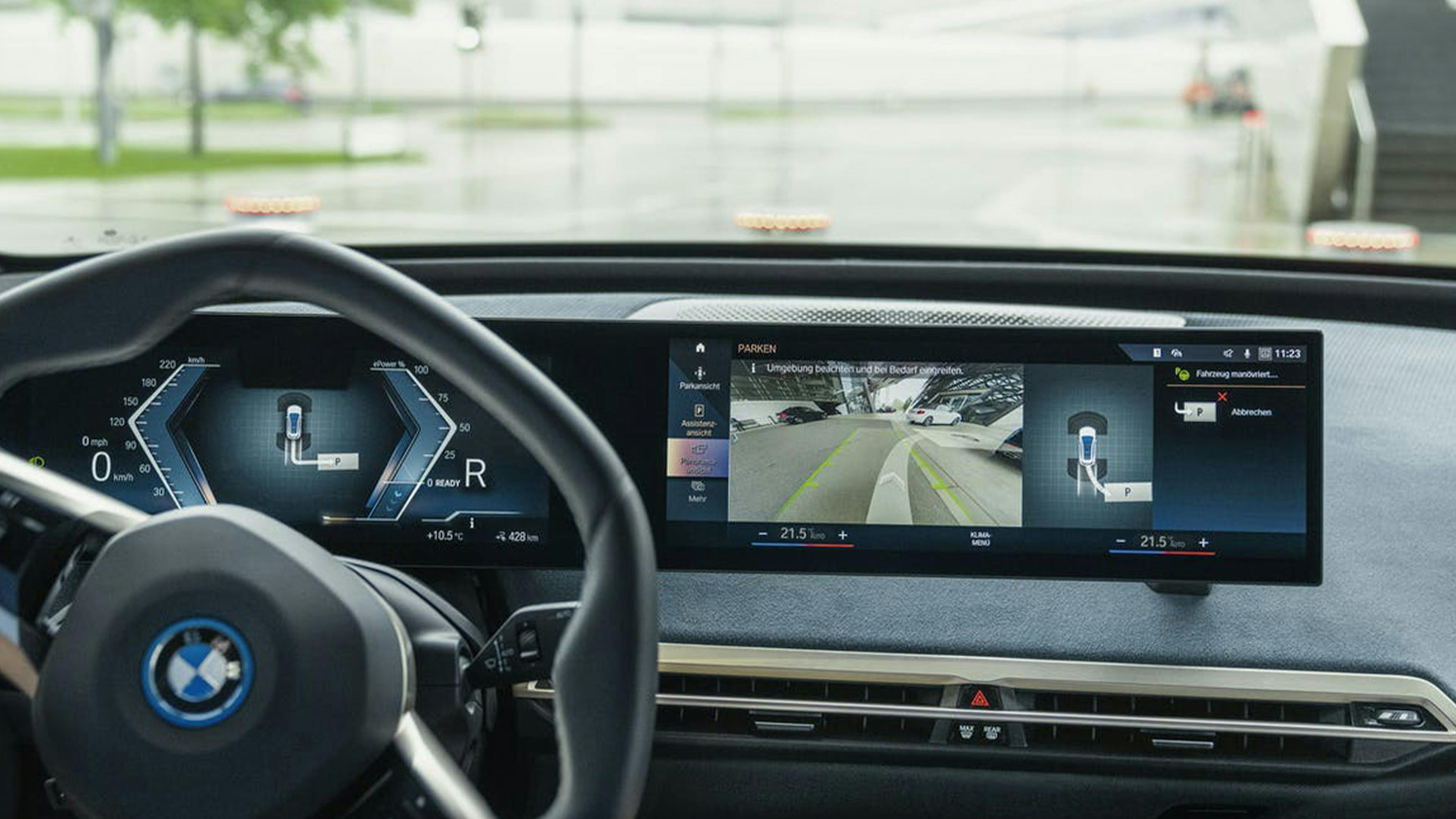 Blick aus der Frontscheibe eines BMW, der in ein Parkhaus fährt