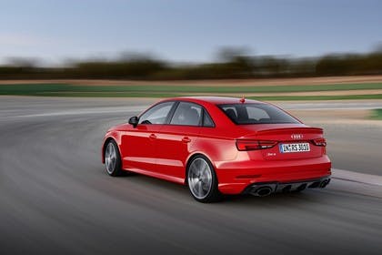 Audi RS3 Aussenansicht Hinten schräg dynamisch rot