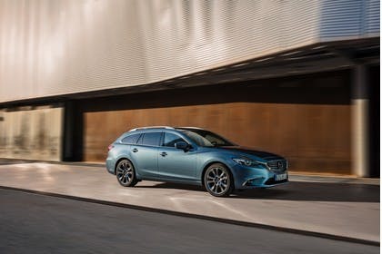 Mazda 6 Kombi GJ Aussenansicht Seite schräg statisch blau