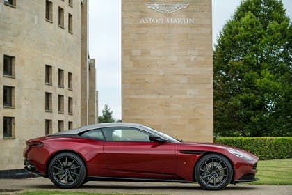 Aston Martin DB11 Aussenansicht Seite statisch rot