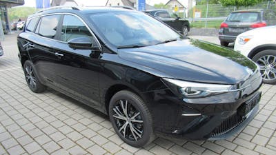 Ein schwarzer MG5 Electric steht auf einem Parkplatz