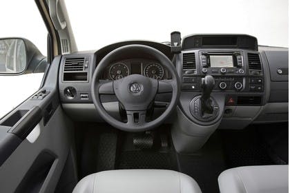 VW T5 Caravelle Innenansicht Fahrerposition Studio statisch grau