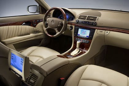 E-Klasse Limousine W211 Innenansicht Studio Beifahrerposition statisch beige