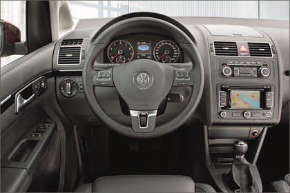 VW Touran 1T Facelift Innenansicht statisch Vordersitze und Armaturenbrett fahrerseitig