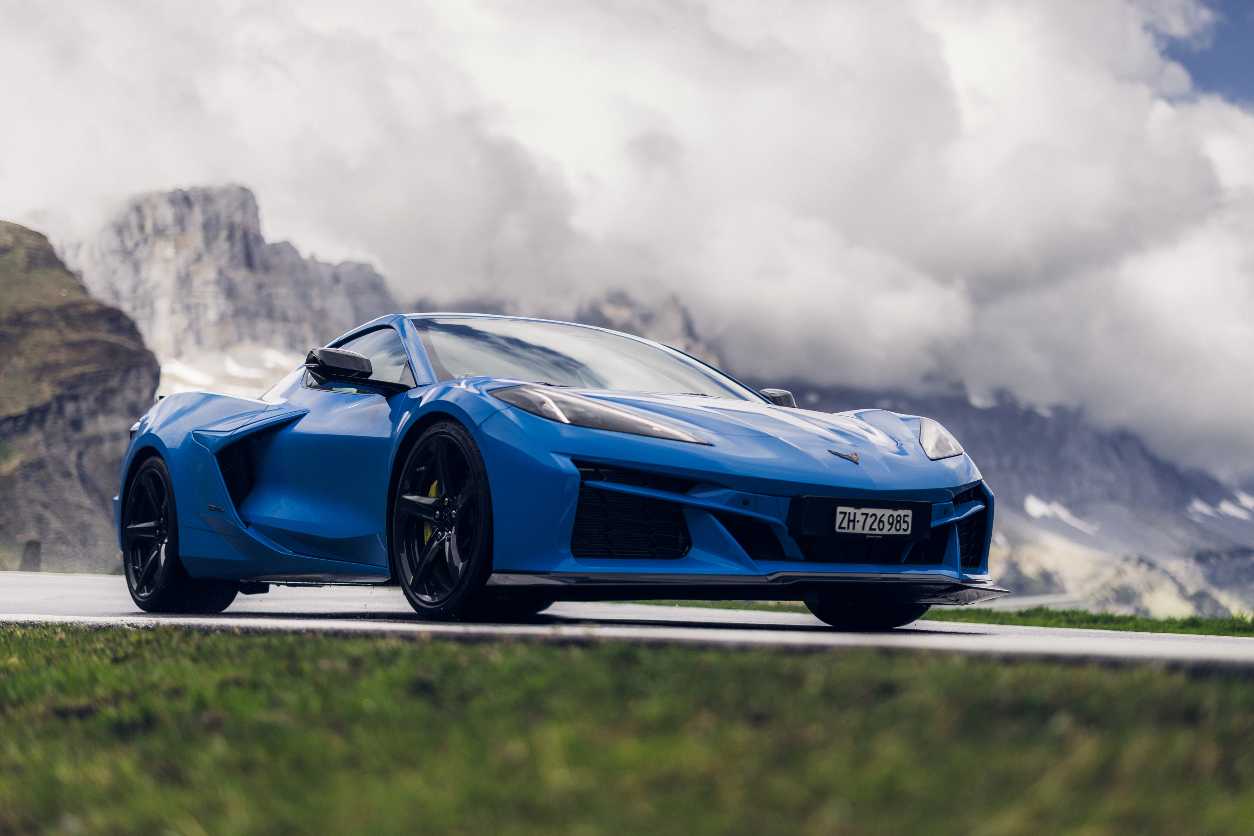 Chevrolet Corvette E-Ray in Blau, Frontansicht auf einer Bergstraße.