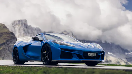 Chevrolet Corvette E-Ray in Blau, Frontansicht auf einer Bergstraße.