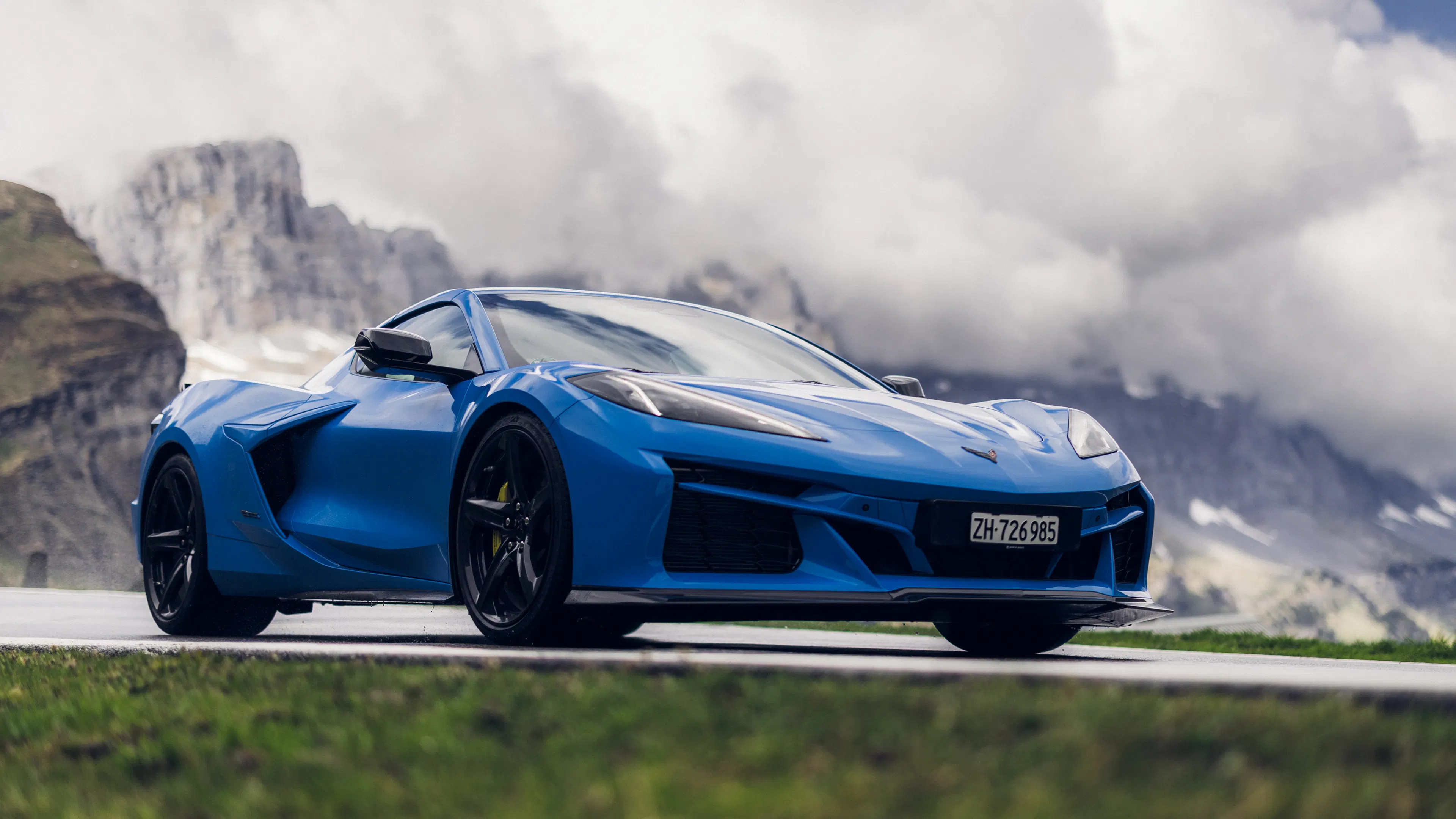 Chevrolet Corvette E-Ray in Blau, Frontansicht auf einer Bergstraße.