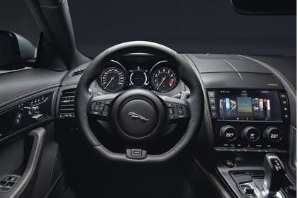 Jaguar F-Type 400 Sport Coupé QQ6 Innenansicht statisch Studio Armaturenbrett fahrerseitig