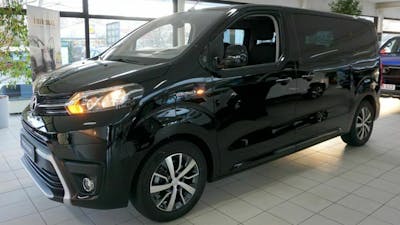 Ein schwarzer Toyota Proace Verso Elektro steht im Showroom eines Autohauses.