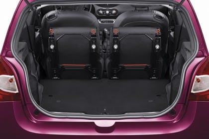 Renault Twingo N Facelift Dreitürer Innenansicht statisch Studio Kofferraum Rücksitze umgeklappt