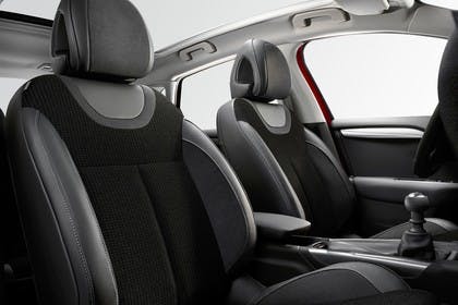 Citroën C4 N Innenansicht statisch Studio Vordersitze und Panoramadach beifahrerseitig