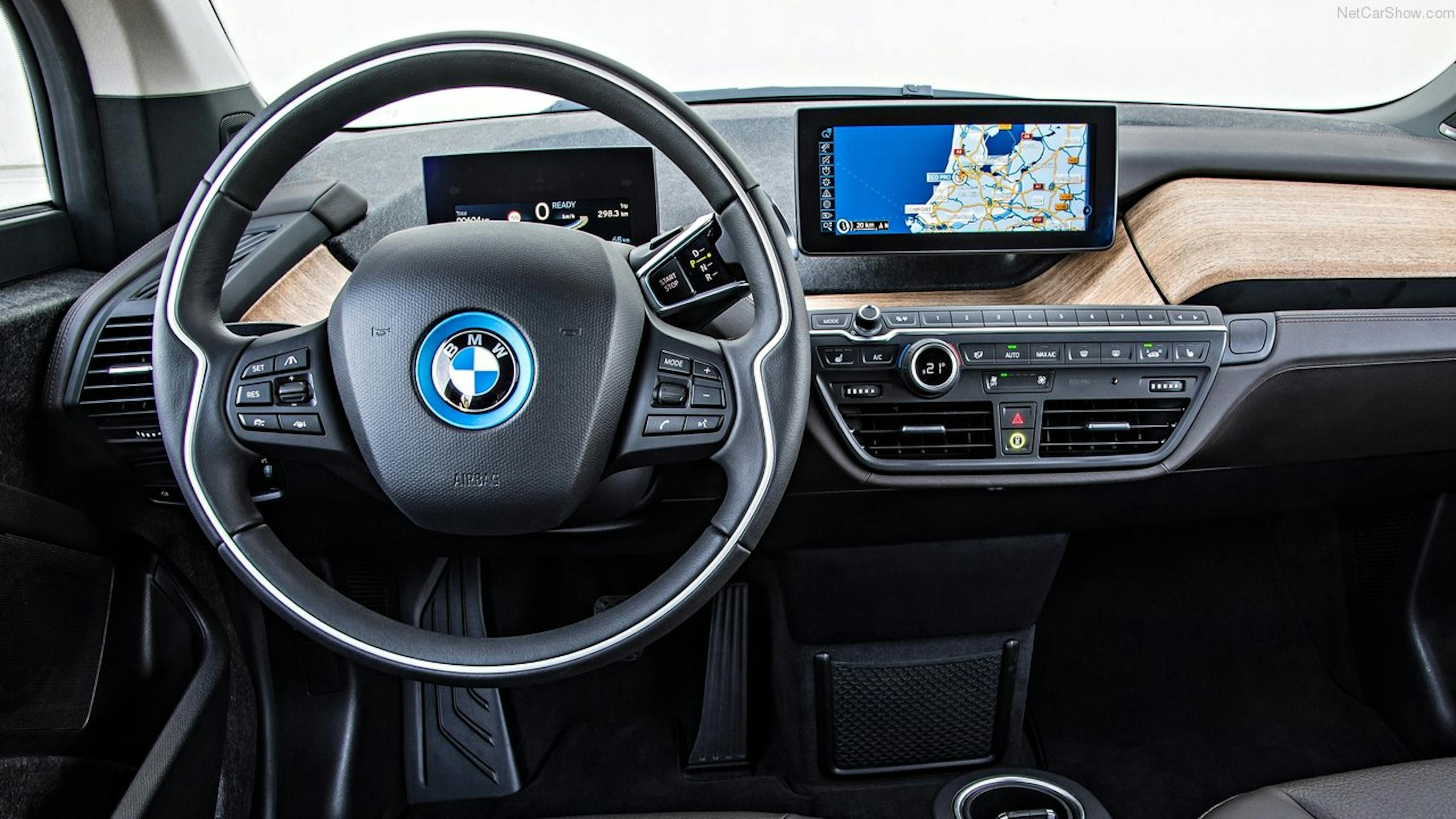 Der Innenraum und die Bambus-Armatur eines BMW i3.