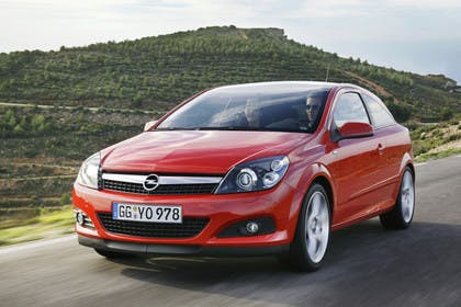 Opel Astra GTC 3Türer Aussenansicht Front schräg dynamisch rot