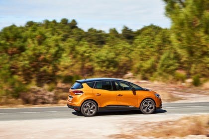 Renault Scenic RFA Aussenansicht Seite schräg dynamisch orange