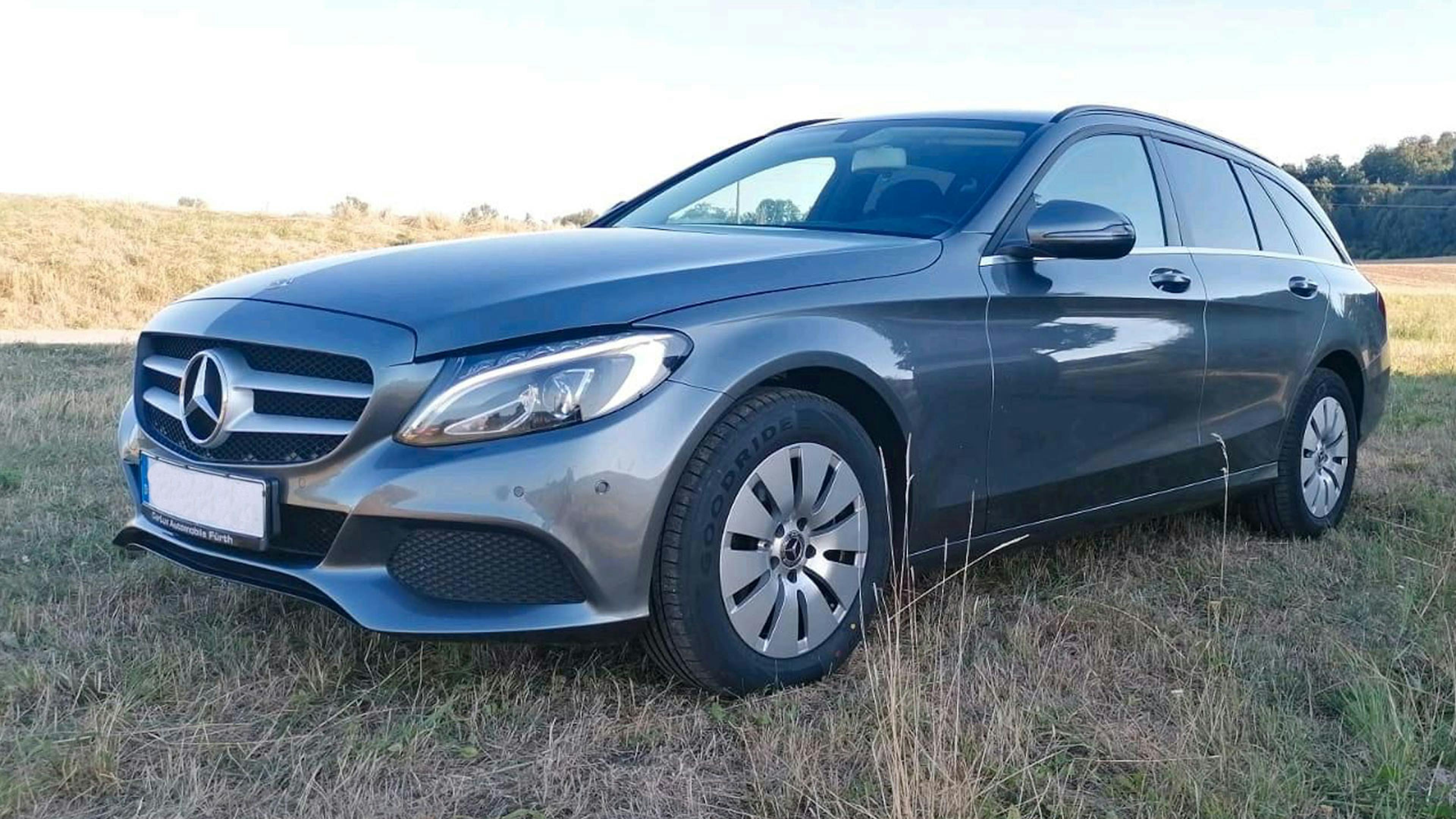 Eine schwarze Mercedes C-Klasse S205 T-Modell steht auf einem Feld.