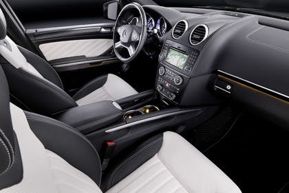 Mercedes Benz GL-Klasse Studio Innenansicht Beifahrersicht statisch weiß schwarz
