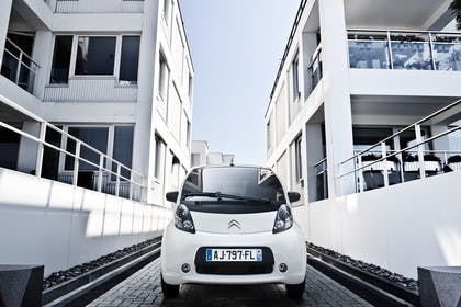 Citroën C-Zero Aussenansicht Front statisch weiss