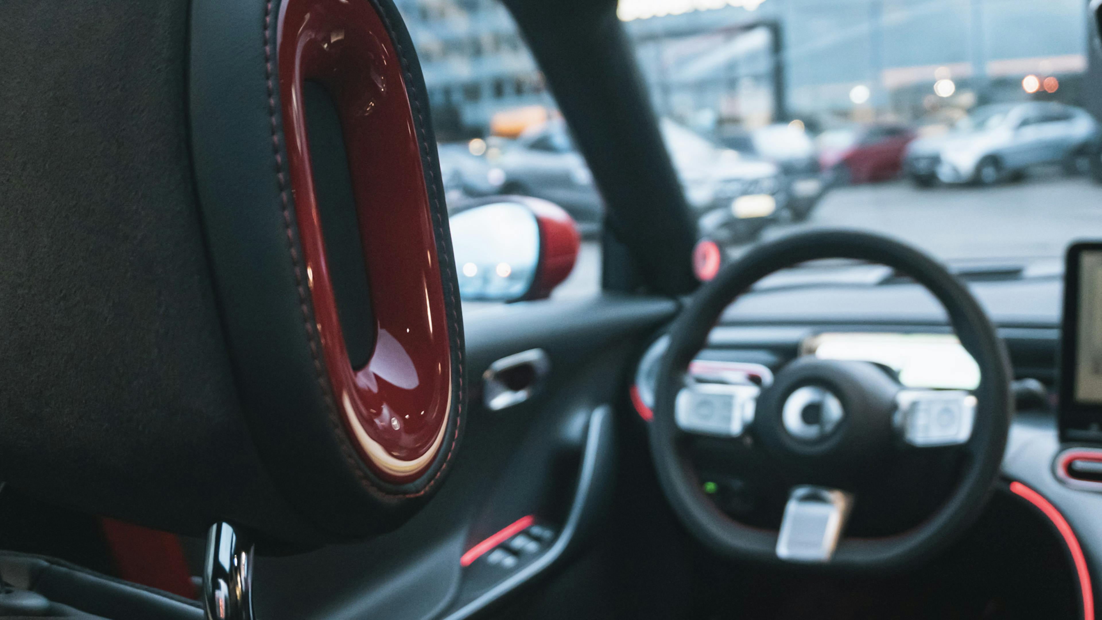 Das Lenkrad in einem Smart #1 aus Sicht des Mitfahrers hinten dem Fahrer.