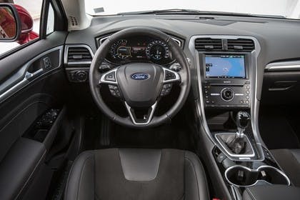 Ford Mondeo Limousine Mk5 Innenansicht studio Armaturenbrett und Vordersitze fahrerseitig