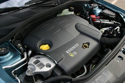 Renault Clio B Facelift Dreitürer Aussenansicht statisch Detail Motor