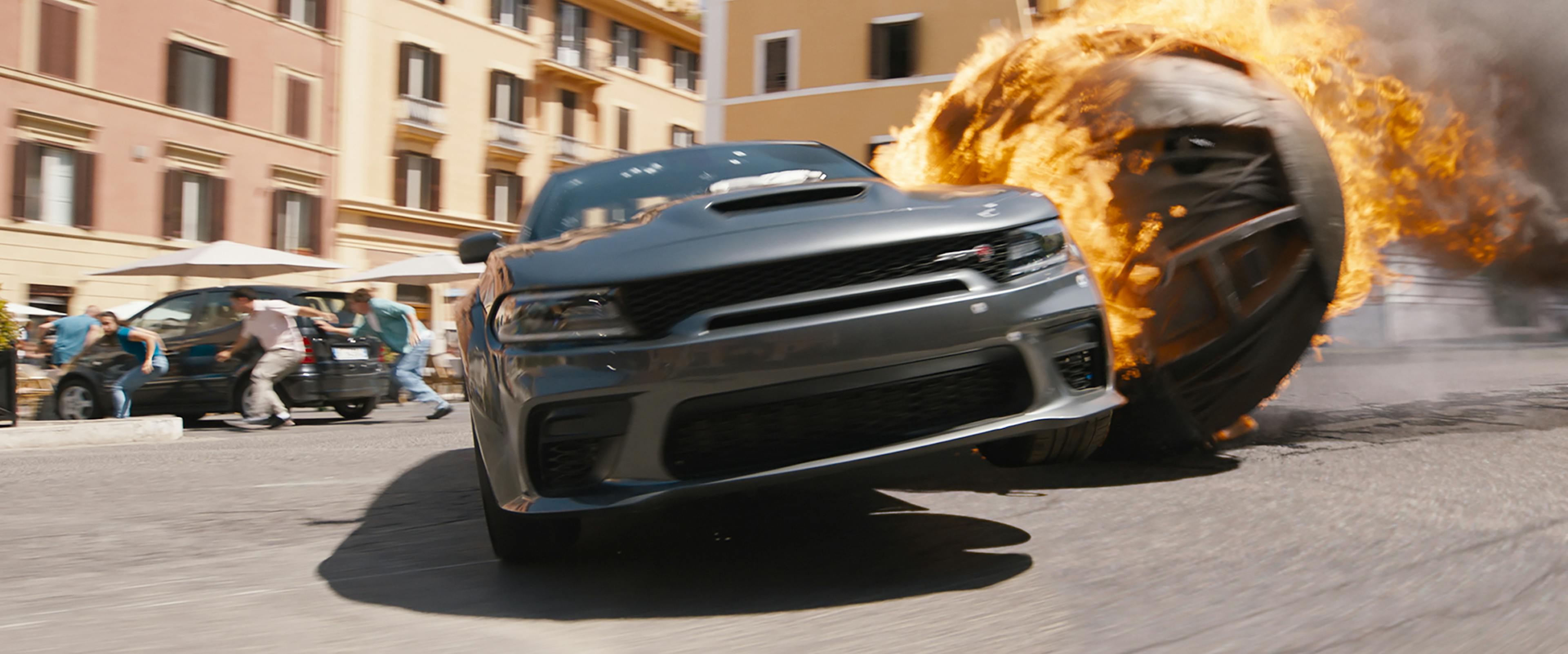 Fast and Furious X: Ein Feuerball kracht in einen Charger SRT Hellcat Redeye.