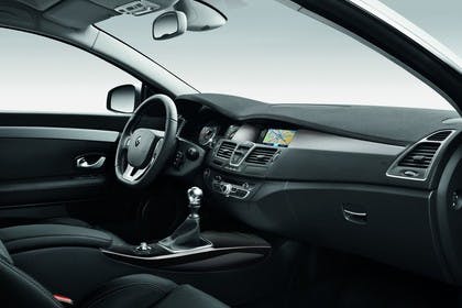 Renault Laguna Coupé T Facelift Innenansicht statisch Studio Vordersitze und Armaturenbrett beifahrerseitig
