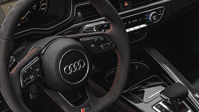 Blick in das Cockpit eines Audi mit Schaltwippen