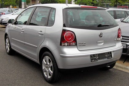 VW Polo 9N Fünftürer Facelift Aussenansicht Heck schräg statisch grau
