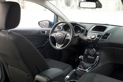 Ford Fiesta JA8 Dreitürer Innenansicht Beifahrerposition statisch schwarz