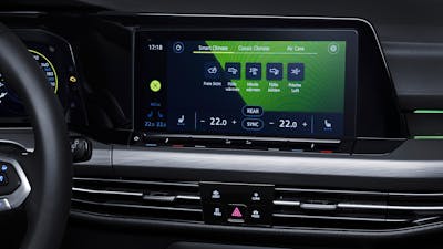 Detailaufnahme des Displays eines VW Golf mit Klimaautomatik