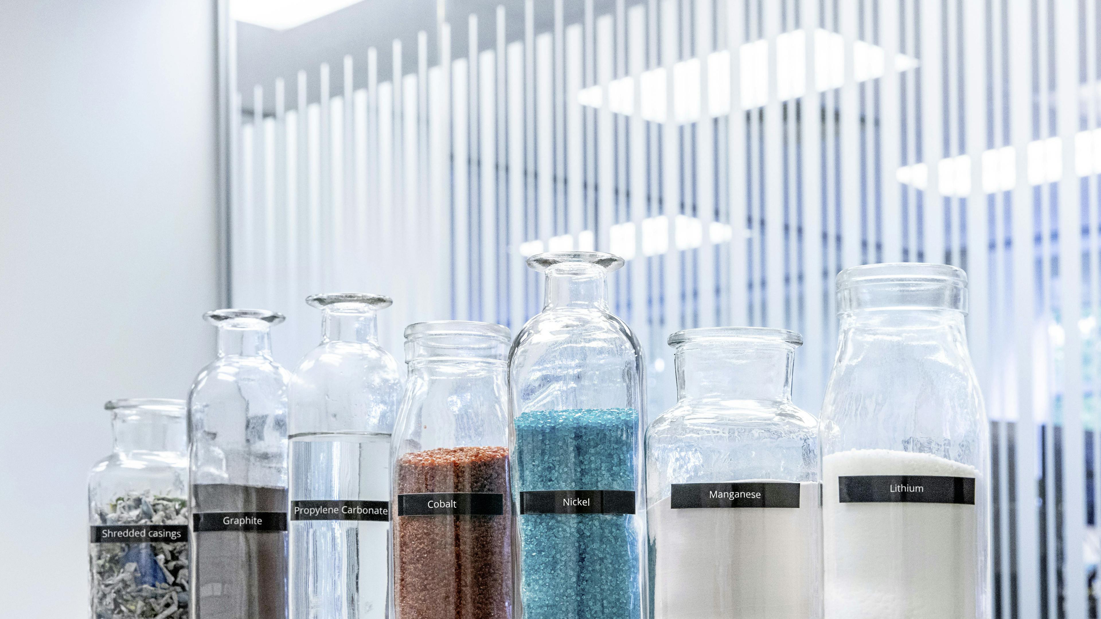 Gläser mit Nickel, Kobalt, Lithium und andere Materialeien in einem Labor.