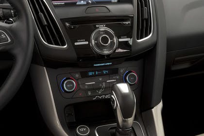 Ford Focus MK3 Stufenheck Innenansicht Detail Multimedia statisch beige