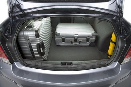 Opel Astra H Limousine Facelift Aussenansicht Kofferraum geöffnet beladen statisch silber