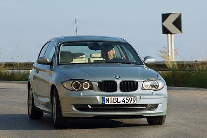 BMW 1er Dreitürer E81 Aussenansicht Front schräg dynamisch silber