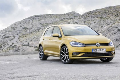 VW Golf 7 Facelift Aussenansicht Front schräg statisch gold