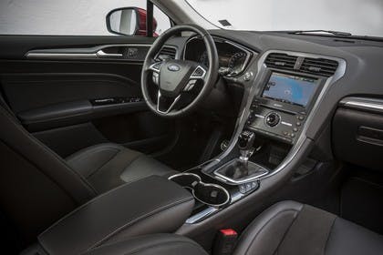 Ford Mondeo Limousine Mk5 Innenansicht studio Armaturenbrett und Vordersitze beifahrerseitig