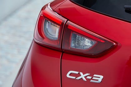 Mazda CX-3 DJ1 Aussenansicht Heck schräg statisch Detail Rückleuchte rechts und CX-3 Schriftzug rot