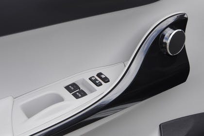 Toyota iQ AJ1 Innenansicht Detail Türgriff statisch schwarz weiß
