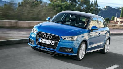 Ein blauer Audi A1 fährt eine Landstraße entlang